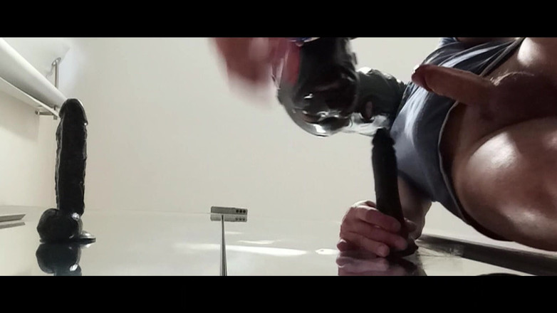 LauraOnHeels: MILF leva um vibrador na boca enquanto é fodida