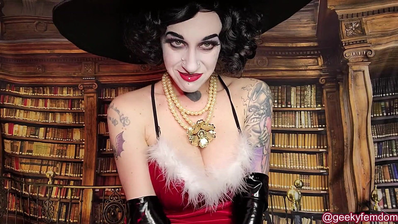 Geeky Femdom: Lady Dimitrescu prezent na wakacje