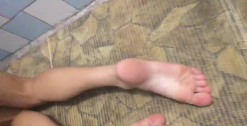 nbnabunny: Auf meinen knien in den zehen und hintern im badezimmer