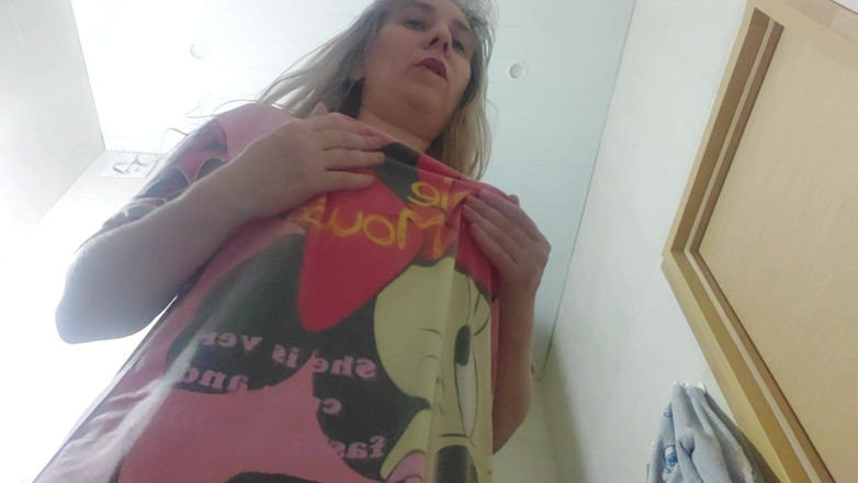 Nicolette69w: La MILF Est Allée Aux Toilettes Pour Une Serpillière, Mais...