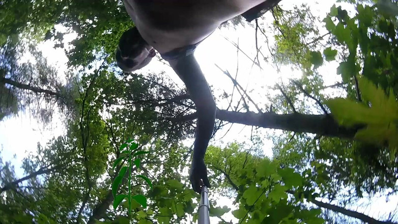 Andy: Strip-off Spaziergang im wald