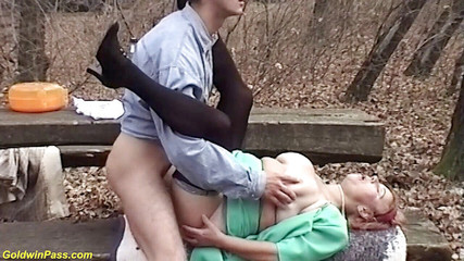 Crazy Old Moms: Tetona milf follada en la naturaleza