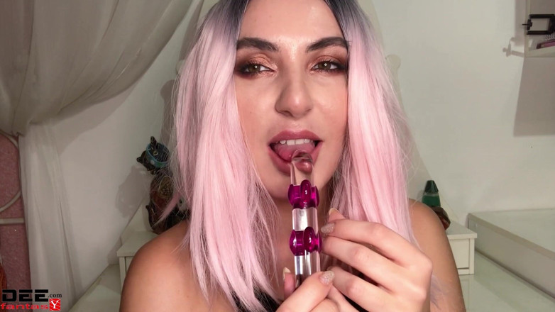 Dee Fantasy: Sexy dívka si hraje s kundičkou a šuká se skleněným robertkem