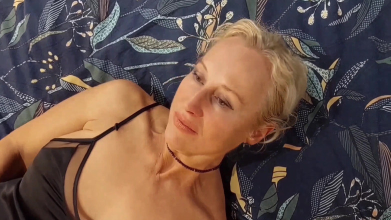 Selena701: I giochi serali di selena mezza vestita 1