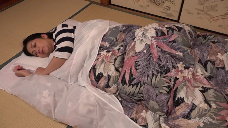 Vulture: 一个男人和一个过度保护的继母的，他甚至只为他做性工作。-1