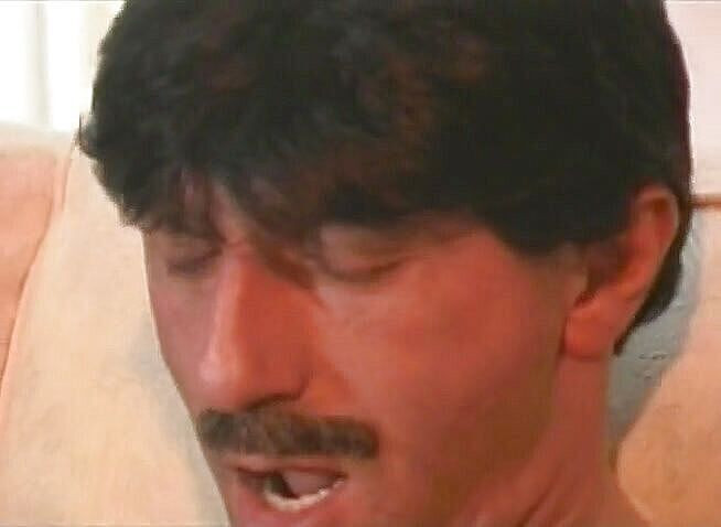 Chicks with Dix: Shemale met netkousen en geile hengsten neuken harig poesje