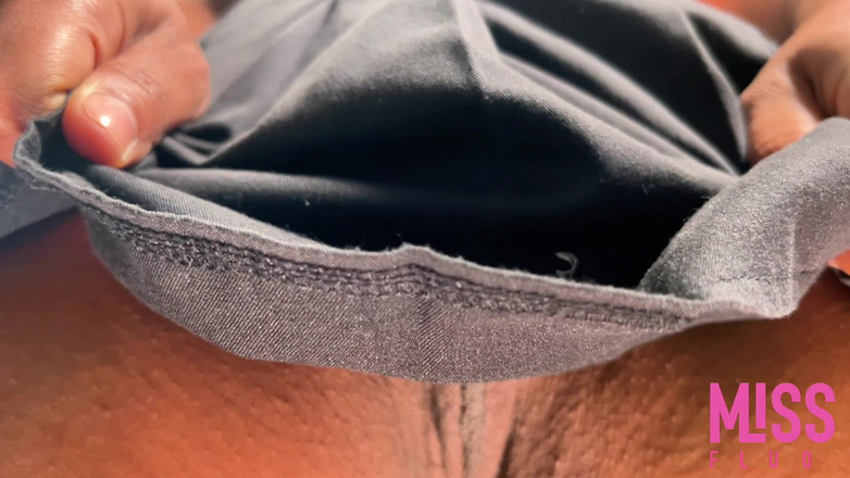Miss Fluo: Chlupatá MILF sukně orgasmus sedí na obličeji JOI