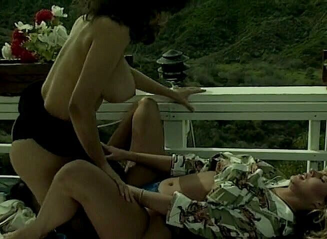 Lesbo Tube: Мілфа з великими цицьками любить кататися на своїй улюбленій ійці