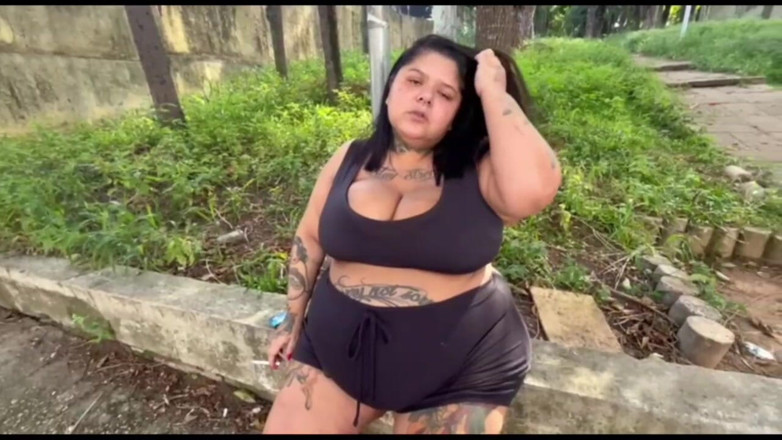 Mary Jhuana: Nữ thần BBW hút thuốc lá ở nơi công cộng