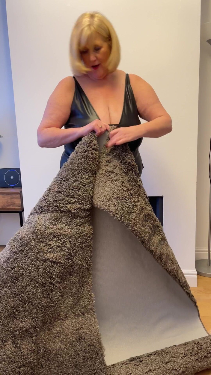 catherinecan69: 내 새로운 양탄자에 굴러