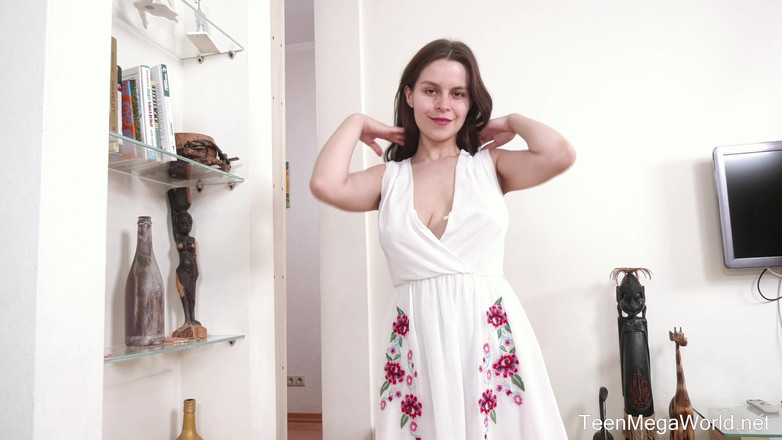 Teen Mega World: Fedele amica per la figa rosa