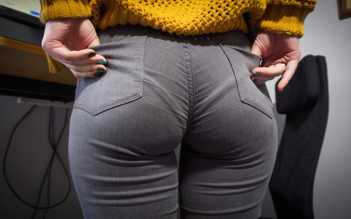 Teasecombo 4K: तंग जींस पहनी हॉट सेक्रेटरी पैंटी लाइन के साथ गांड को छेड़ती है