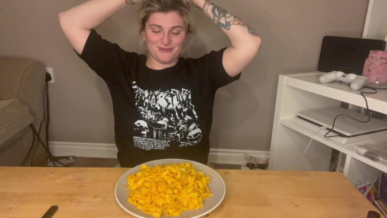 EeveeXo: No Hands Messy Pasta Mukbang