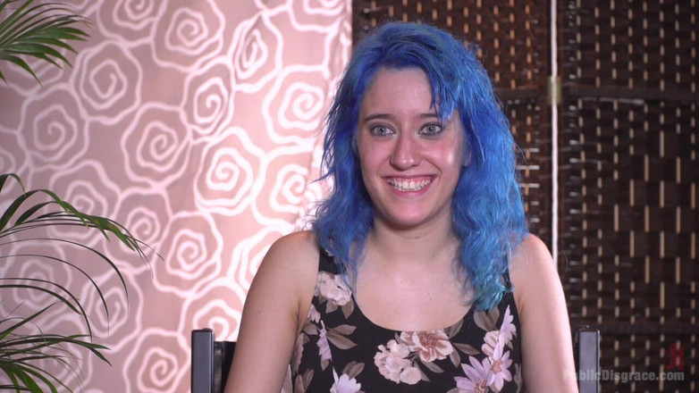 Public Disgrace by Kink: 불명예를 구걸하는 귀엽고 다채로운 수지 블루