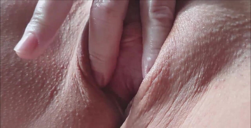 Natalie K: 裸体躺在床上，我抚摸我的阴户和阴蒂，自慰、抚摸和抚摸我的奶子和乳头，然后用手指达到高潮