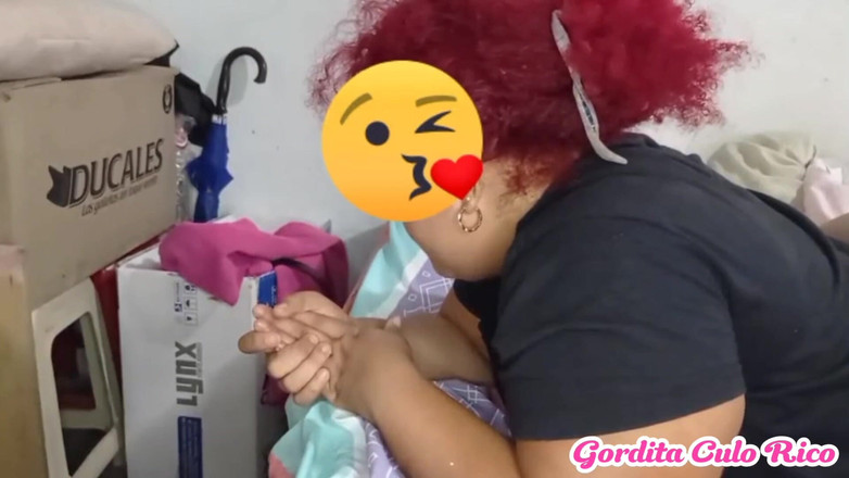 Gordita Culo Rico: Jag hittar min styvmor liggande och börjar röra vid henne...