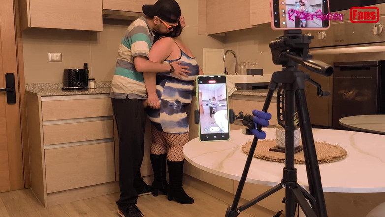 Riderqueen: Mama vitregă sedusă de fiul vitreg îndrăzneață, videoclip pentru fani