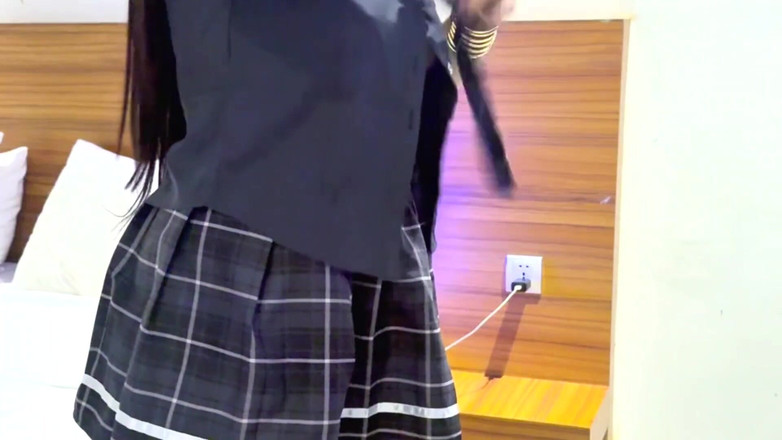 Anonymous Vlogger: Dia membantuku membuat video soloku. Siapa yang mau bantuin aku...