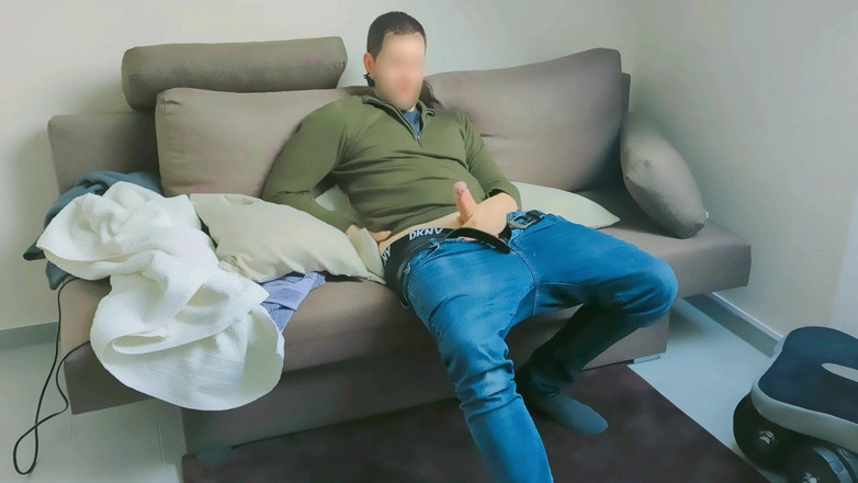 Kinkymah: Nadržený muž spodkem škádlí těsnou díru s robertkem a tvrdým výstřikem