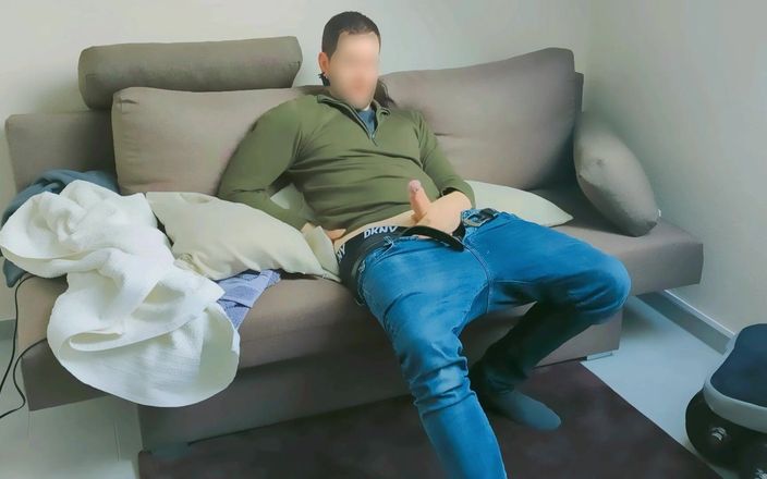 Kinkymah: Geile mannelijke billen plaagt strak gaatje met een dildo en...