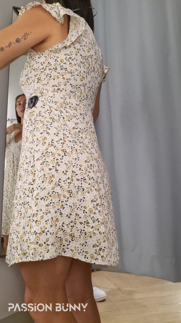 PassionBunny: Переодевание одежды - примерочная и игра с возбужденной киской