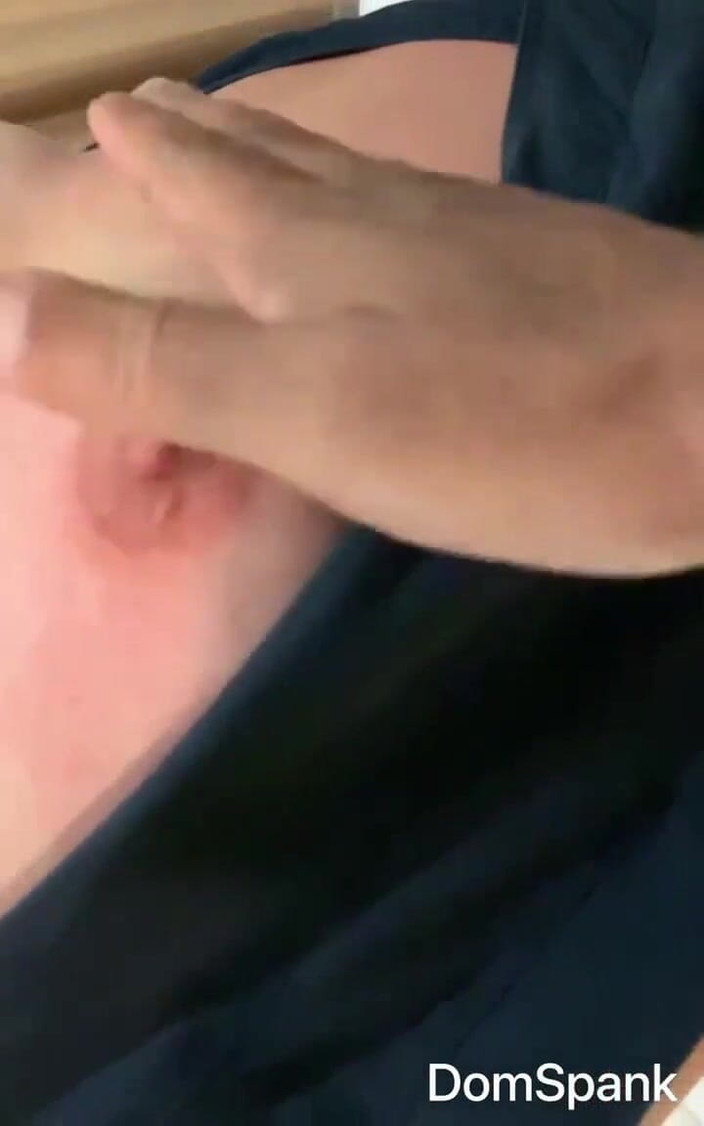 RealDomSpank: Drobna biała dziewczyna sikora uderzyła ostro, a ona mówi dziękuję.