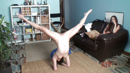 ATKIngdom: Poses acrobáticas y provocación a petición detrás de escena