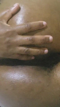 Gatas rabudas provocando e mostrando suas curvas