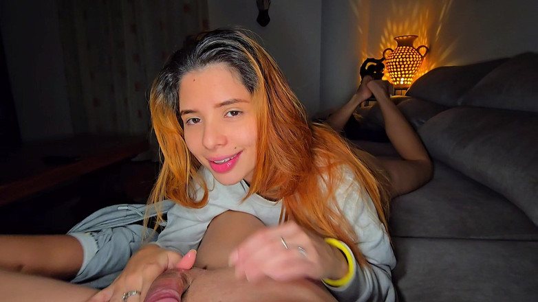 Labestiaylabella: 欲火中烧的继妹被性交并被射在脚上