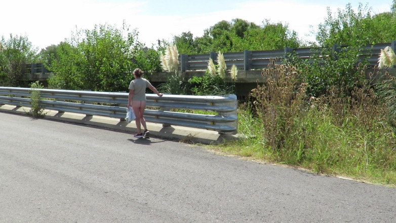 Milfcamsex: Patricia auf der Brücke über die Straße