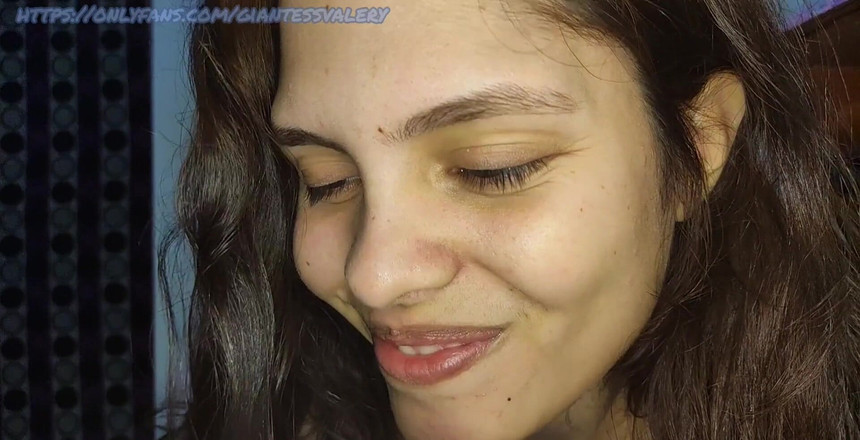 Giantessvalery: Suppongo di ho trovato uno spuntino piccolo! vieni qui piccolo...