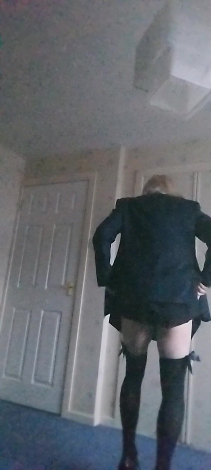 Cindy Belfast: Studentă Cindy ejaculează în uniformă