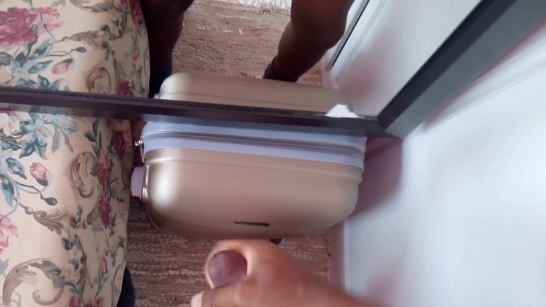 Nick Jamile: Spiegel op de muur - kijk hoe ik mijn lul streel