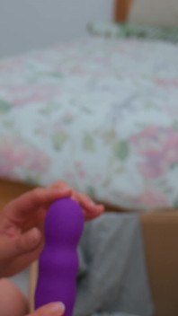 Ich habe die Schachtel ausgepackt... Anprobieren sie die Unterwäsche und reiten sie den Dildo