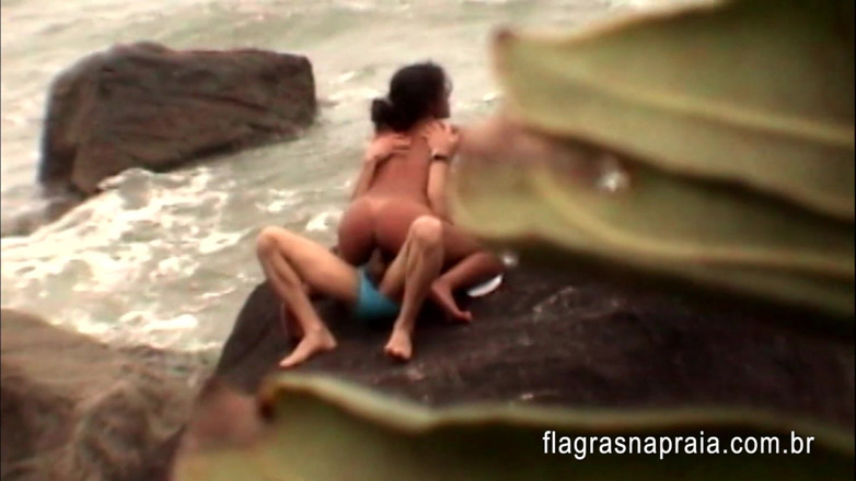 Amateurs videos: Young people having sex on the beach in Brazil