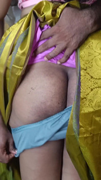 गृहिणी पड़ोसी बैचलर के साथ घर के बने सेक्स का आनंद ले रही है