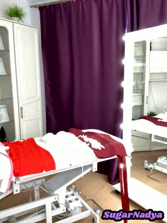 SugarNadya: SugarNadya se převléká do sexy oblečení na živém streamu