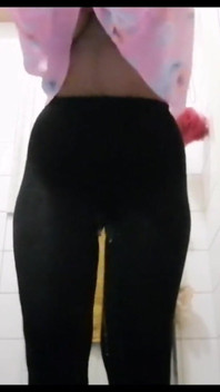 Une culotte déchirée remplie de crème