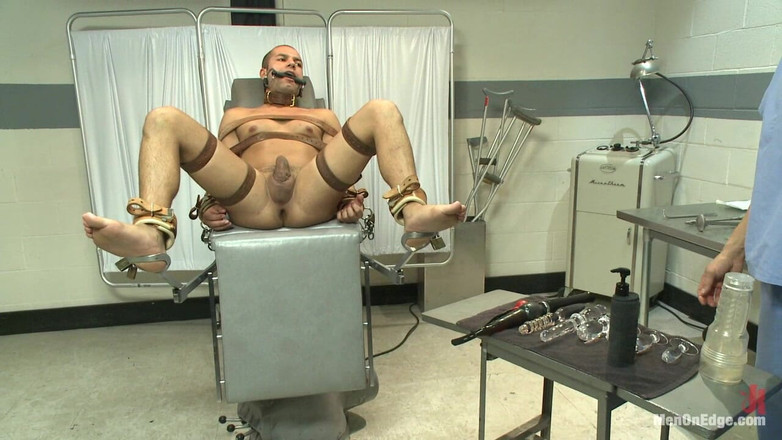 Men on Edge: Carter West wordt medisch onderzocht en scherpgesteld door twee perverseling