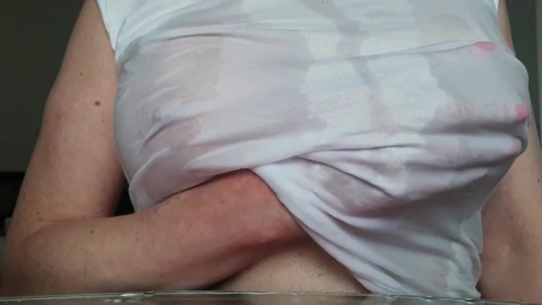 Aqua Pola: Sutki orgazm i następne chłodzenie poprzez zwilżenie mojej koszulki