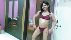 Cute & Nude Crossdresser: Travestit efeminat sexy într-un set de pantaloni sutiene din dantelă.
