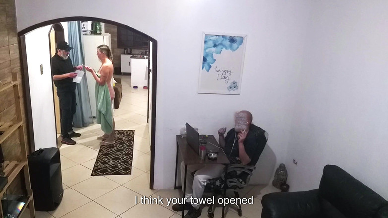 Gabi SweetCouplesStories: Pas suami lagi kerja, istri pakai handuk menyapa pria pengantar...