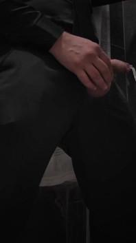 Alexander čůrá tvrdě | v elegantním obleku