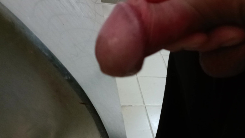 Rockardglans: 小便器での2つの負荷が屋外での巨根のオナニーと絶頂をクローズアップします