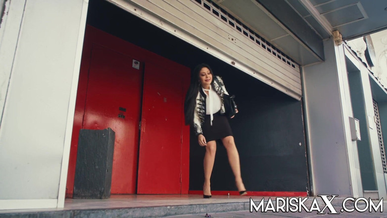 Mariska x: Fucking in the strip club