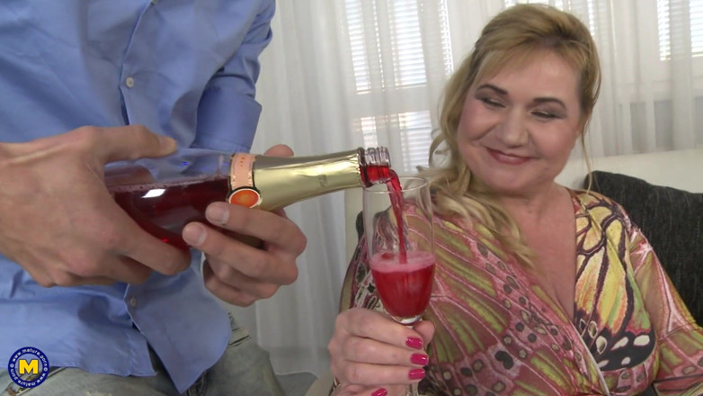 Mature NL: Three horny ladies share a young dude's big dick