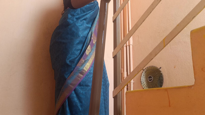 Inba: Соседская замужняя женщина показывает структуру на лестнице