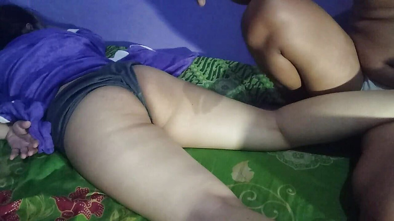 Angelina Pop: असली सौतेली मम्मी मुंह में वीर्य निकालने के बाद सौतेले बेटे को हाथों से चुदाई में मदद करती है