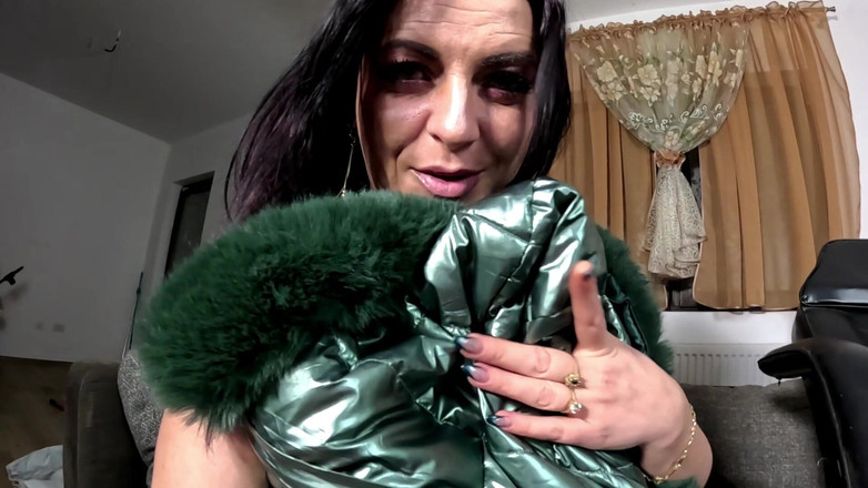 MilfyCalla: Payudara downjacket berkilat mengusik - kot tembam, belahan mendalam &amp; kelihatan nakal