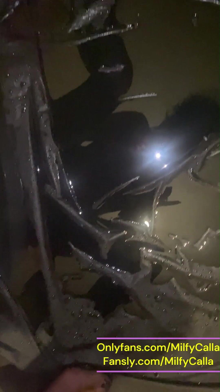 MilfyCalla: 浴室小便恋物癖湿润阴户玩耍和激烈高潮